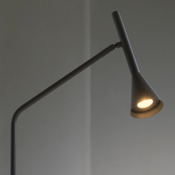 Lampada da tavolo Diesis  in metallo verniciato con diffusore orientabile in rotazione e inclinazione di Ideal Lux