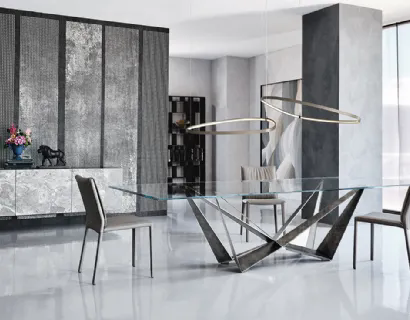 Tavolo con base in acciaio e piano in cristallo Skorpio di Cattelan Italia