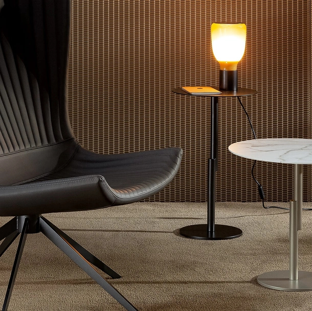Tavolino rotondo Innesti con top in ceramica e base in metallo di Bonaldo