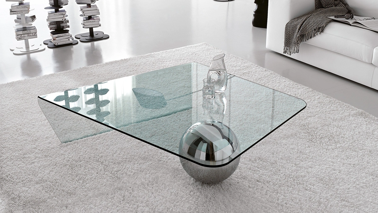 Tavolino in cristallo con sfera in acciaio Globe di Cattelan Italia