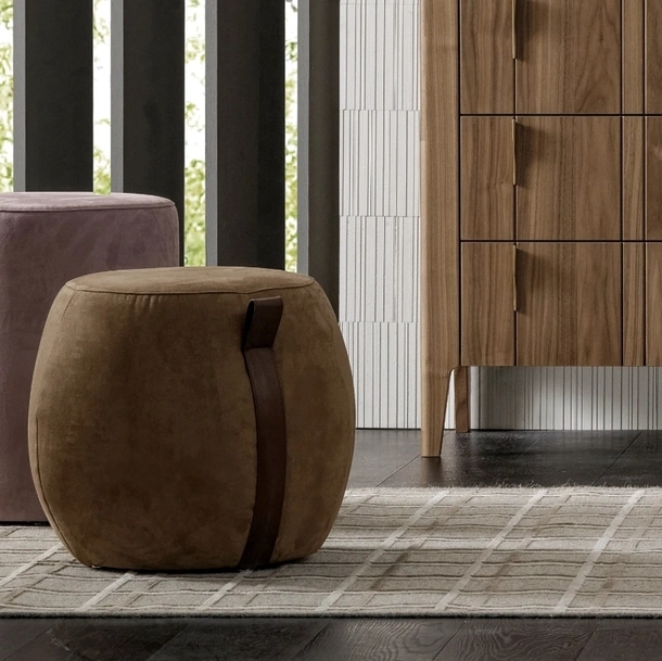 Pouf Domino in tessuto con cinghie in cuoio di Modesign