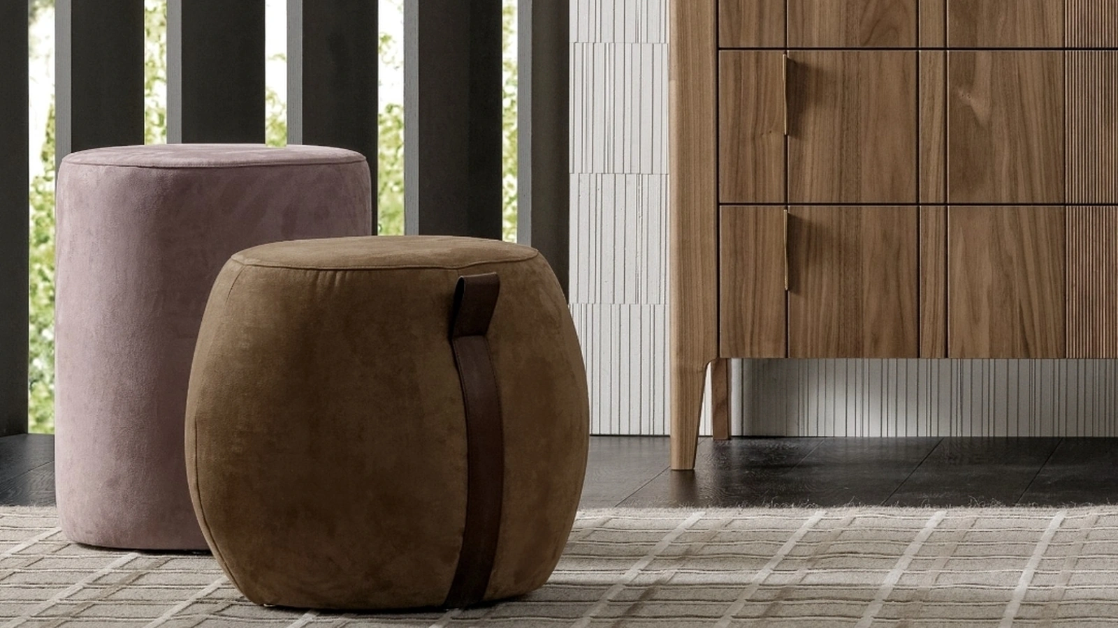 Pouf Domino in tessuto con cinghie in cuoio di Modesign