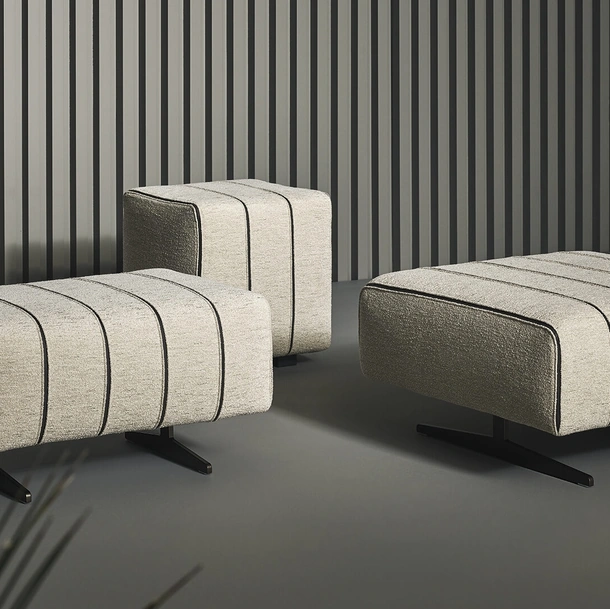 Pouf in tessuto imbottito con base in metallo Mark di Bonaldo