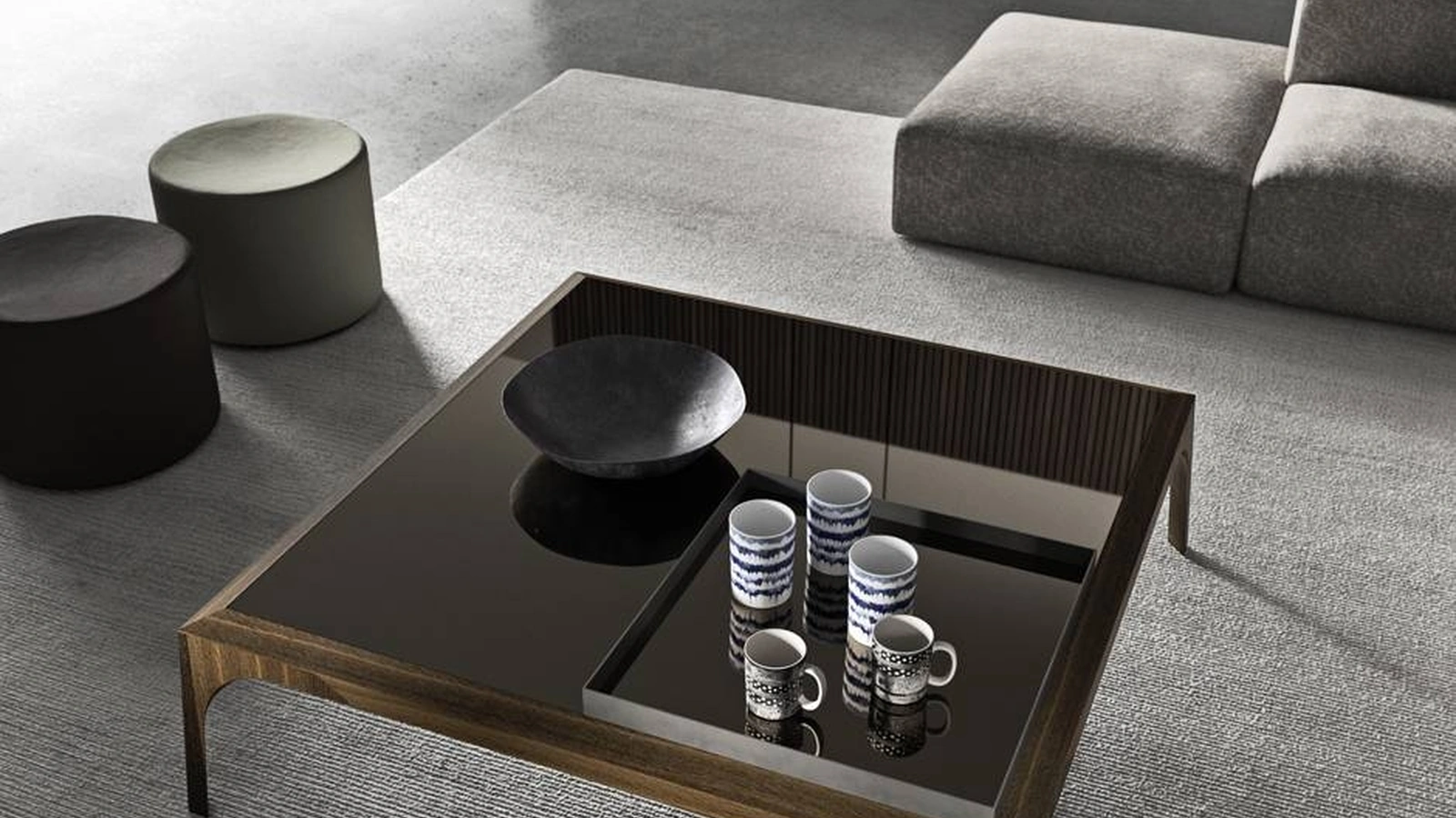 Tavolino quadrato Relevè con top in vetro lucido con vassoio in metallo incorporato e base in legno di Presotto