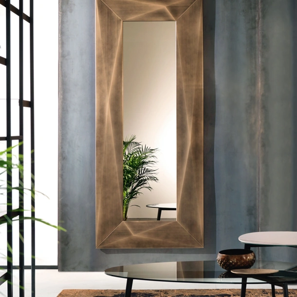 Specchio Diamond con cornice in ottone spazzolato di Riflessi