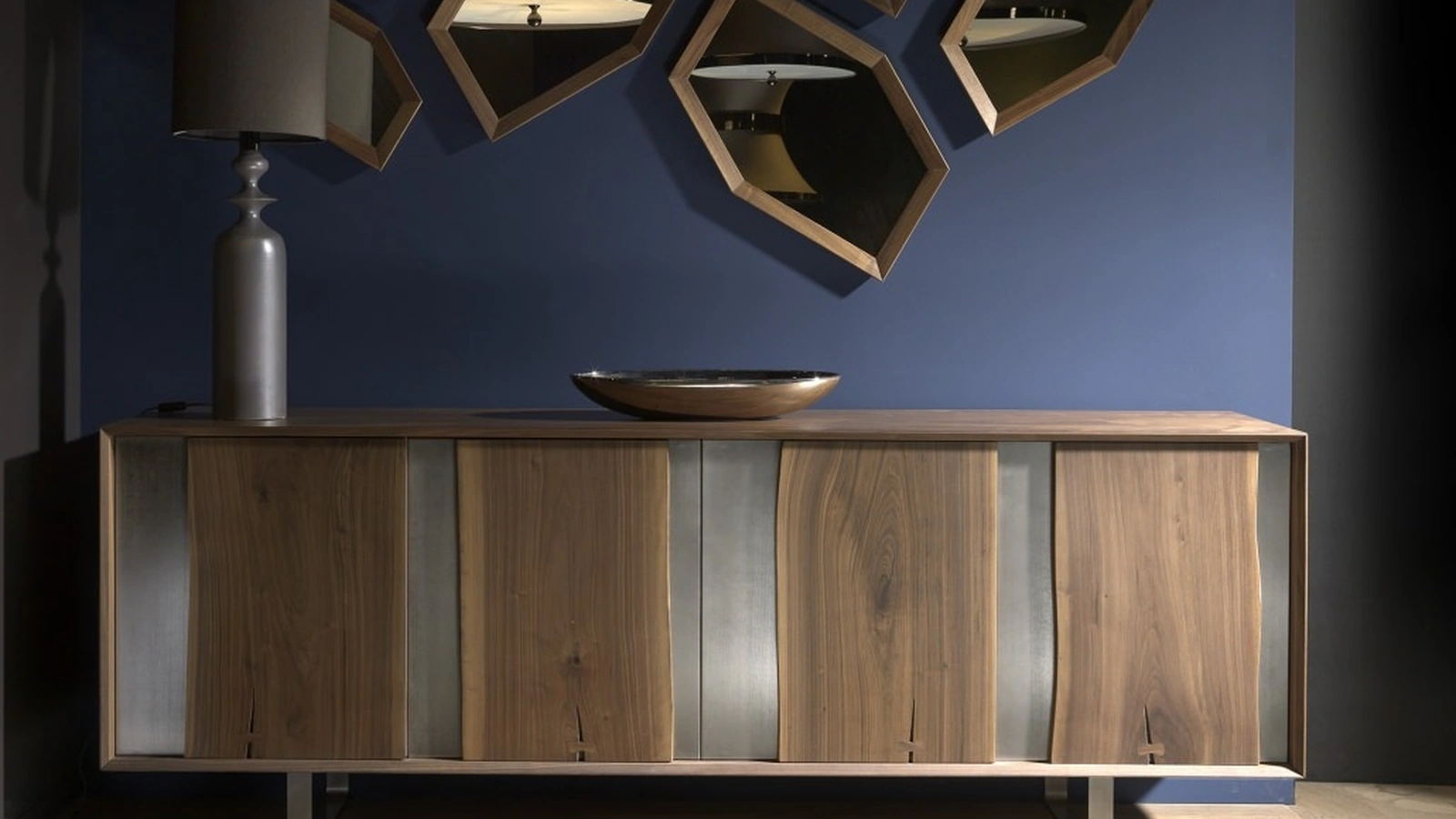 Specchiera irregolare Hexagone con cornice in Noce di Arte Brotto