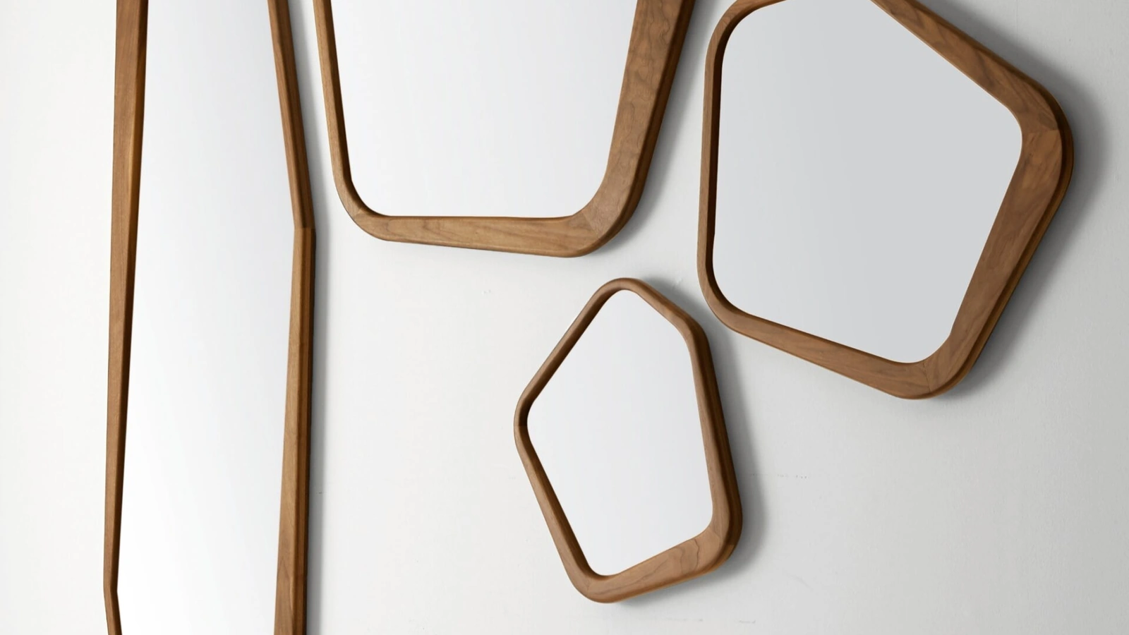 Specchiere York con cornice in noce canaletto di Modesign