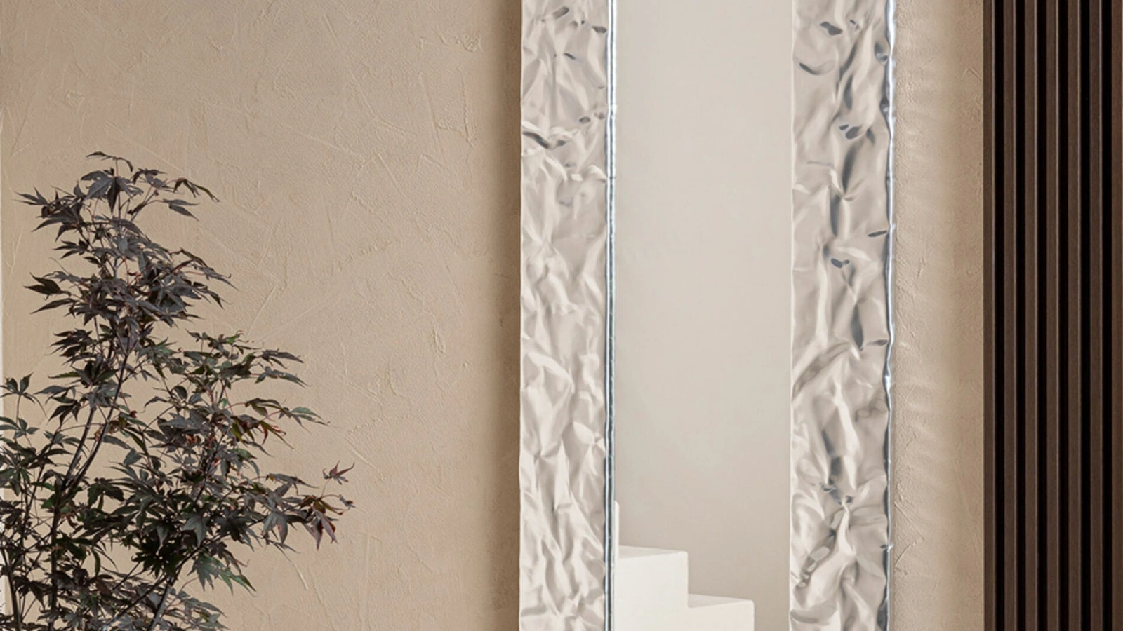 Specchio Mito con cornice in alluminio di Riflessi