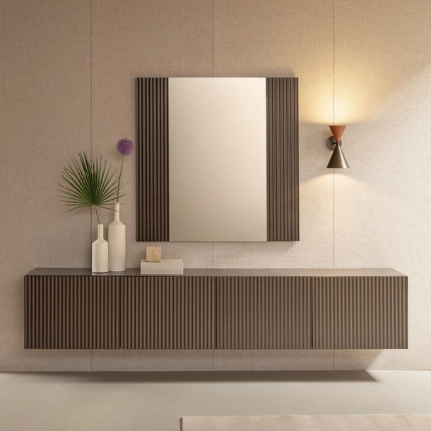 Specchio Onda con cornice in legno cannettato di Riflessi
