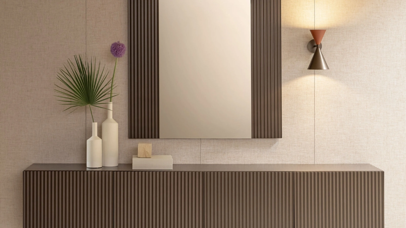 Specchio Onda con cornice in legno cannettato di Riflessi