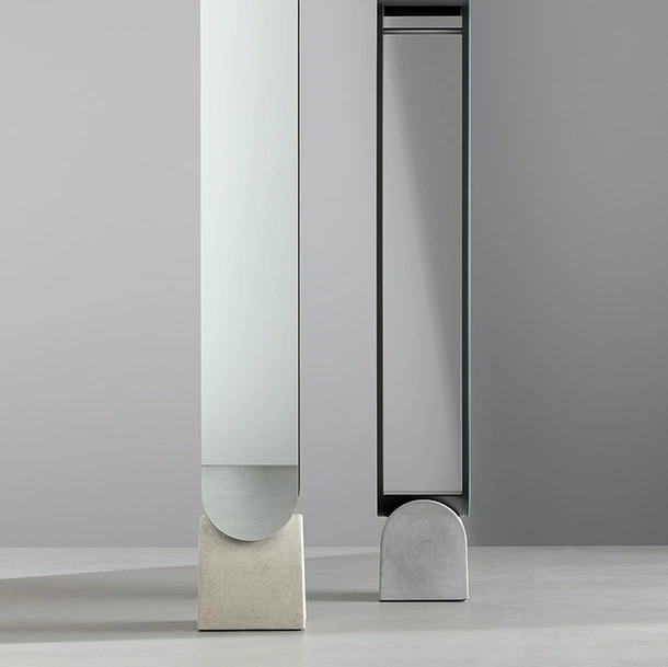 Specchio Vague Mirror con cornice in metallo e base in cemento di Bonaldo