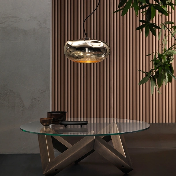 Tavolino Zen con top in cristallo e base in rovere tinto ottone di Riflessi