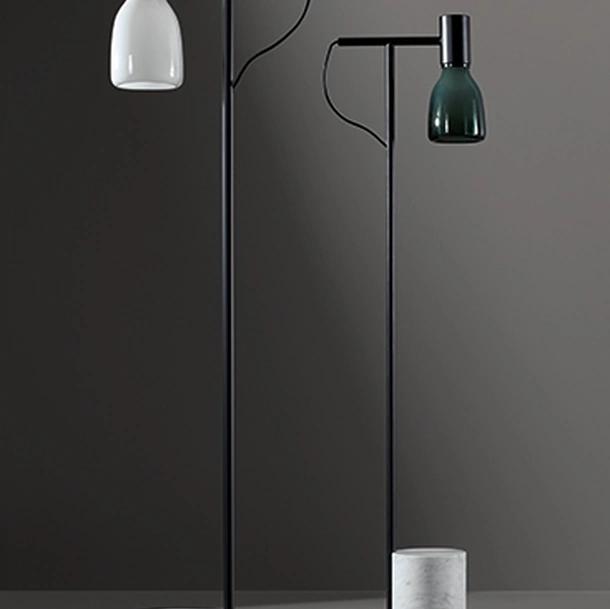 Lampada da terra Acquerelli in vetro soffiato con struttura in metallo e base in marmo di Bonaldo