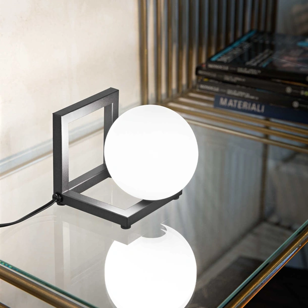 Lampada da tavolo Angolo in metallo con diffusore in vetro bianco, soffiato e acidato di Ideal Lux