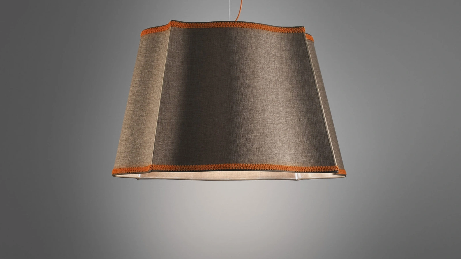 Lampada a sospensione Club House in tessuto con passamaneria a contrasto di Pentalight