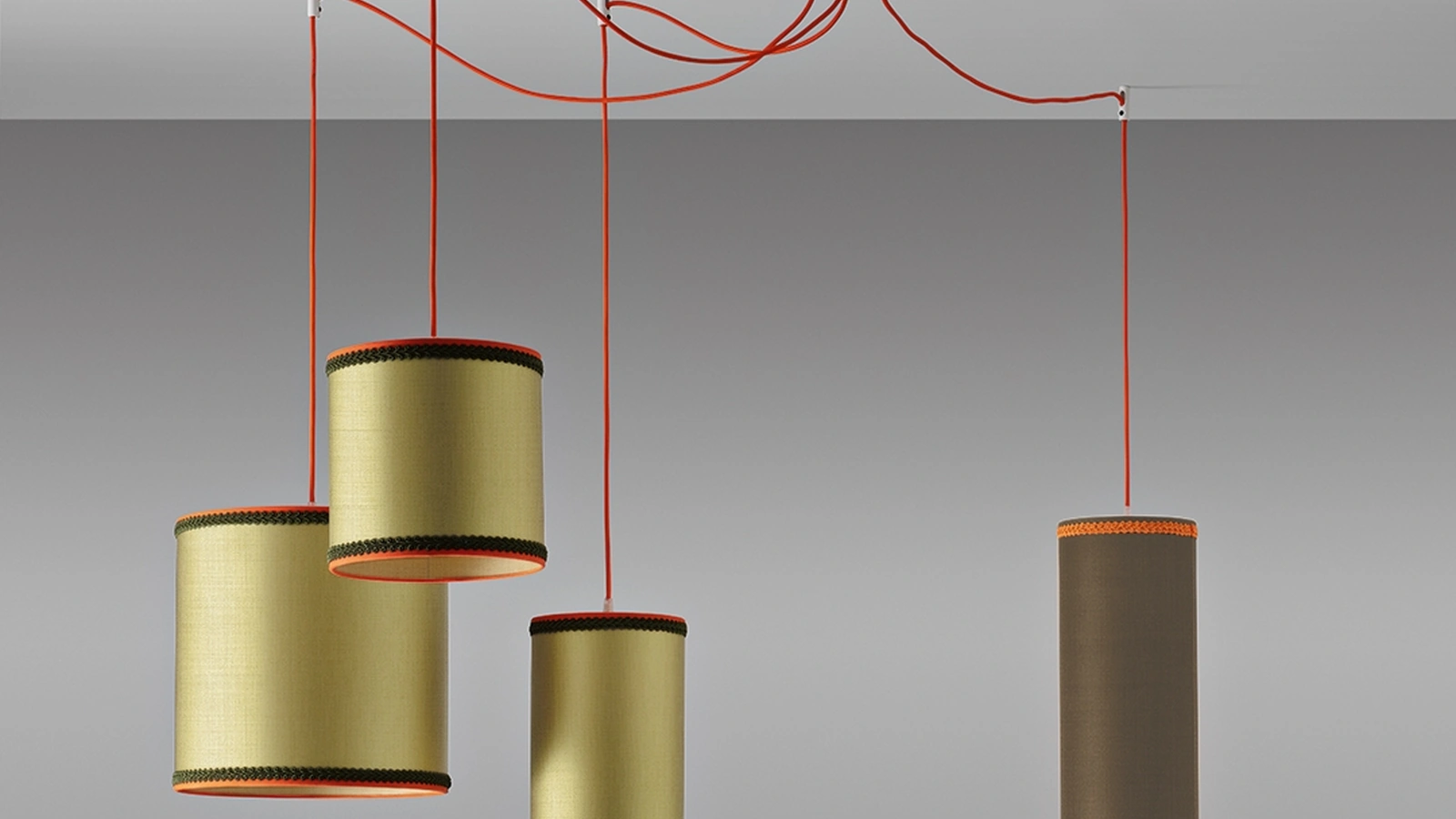 Lampada a sospensione Club House in tessuto con passamaneria a contrasto di Pentalight