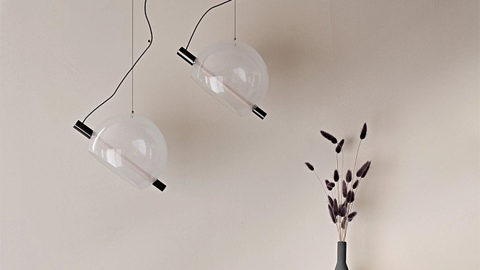 Lampada a sospensione con paralume in vetro soffiato trasparente o fumé Cody di Cattelan Italia