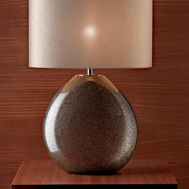 Lampada da tavolo Elettra con vaso in vetro e limatura di ottone e paralume in tessuto di Le Fablier