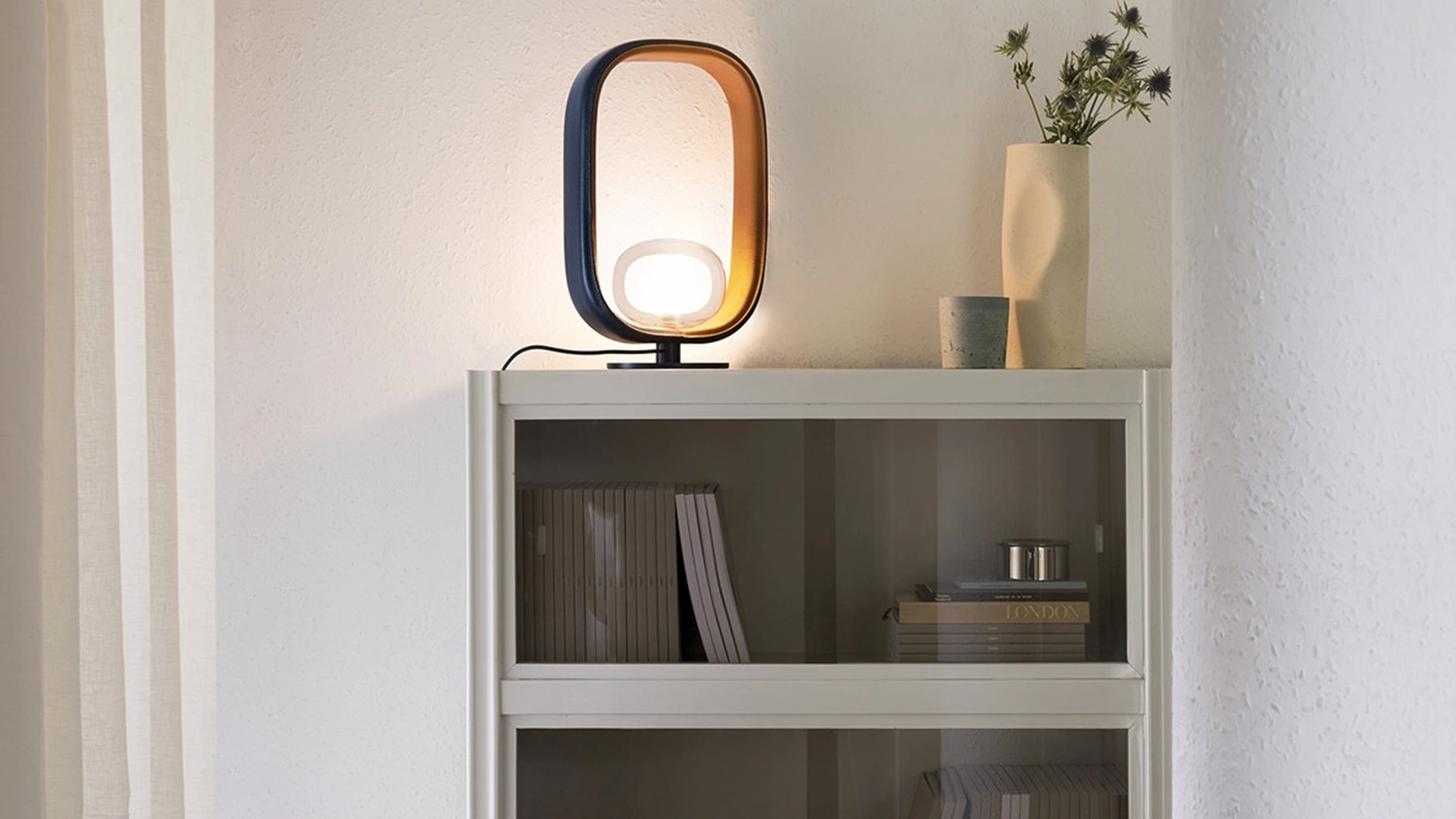 Lampada da tavolo rivestita in pelle Filipa di Tooy