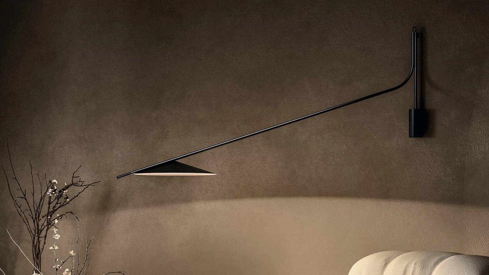 Lampada sottile ed elegante da parete in metallo Glifo Applique di Pentalight