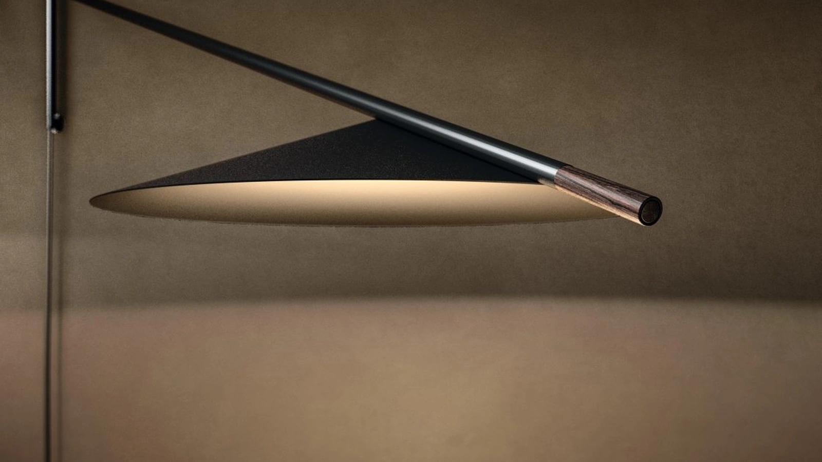 Lampada sottile ed elegante da parete in metallo Glifo Applique di Pentalight