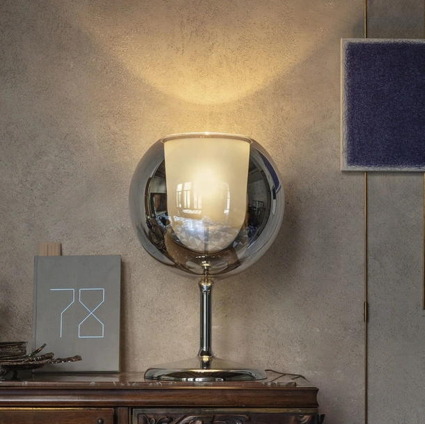 Lampada da tavolo a coppa in vetro Glo di Pentalight