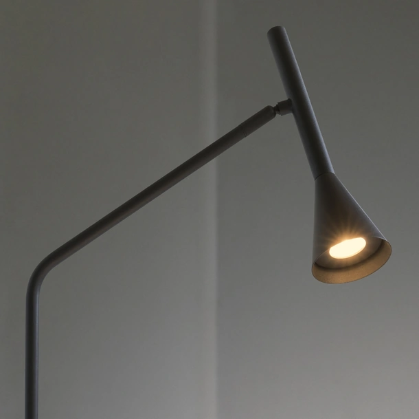 Lampada da tavolo Diesis  in metallo verniciato con diffusore orientabile in rotazione e inclinazione di Ideal Lux