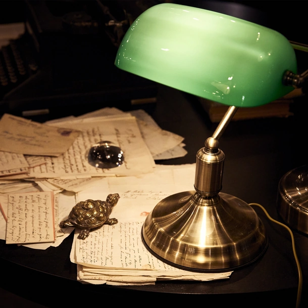 Lampada da tavolo Lawyer in metallo finitura brunito e diffusore in vetro soffiato e incamiciato di Ideal Lux