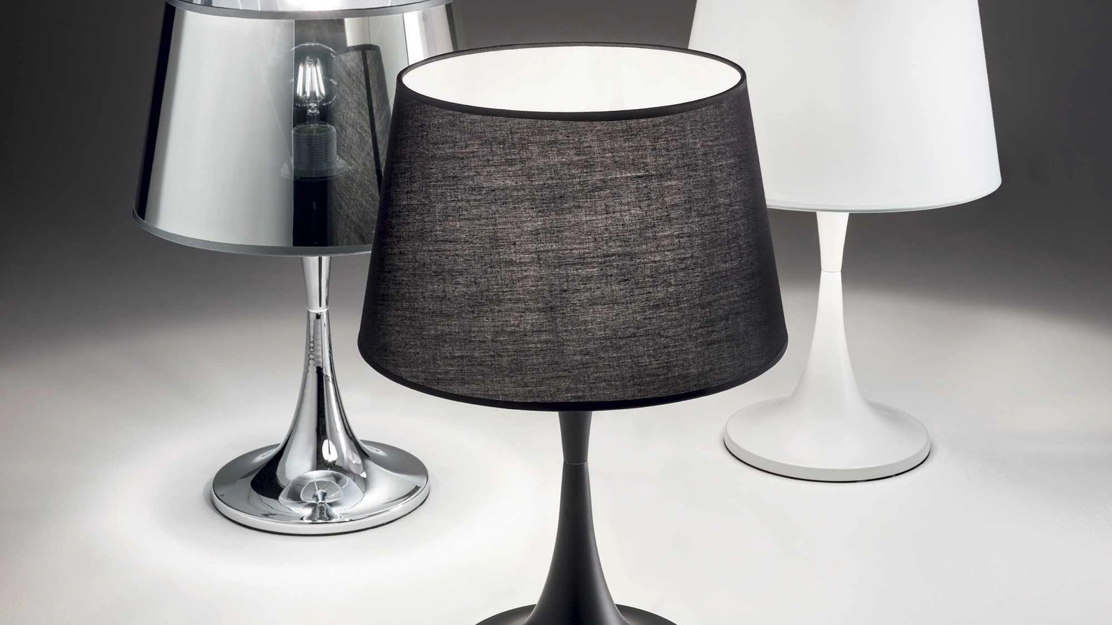Lampada da tavolo London in metallo con cappello in tessuto o PVC di Ideal Lux