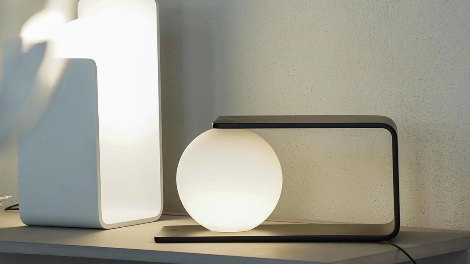 Lampada da tavolo Morsetto in metallo con sfera illuminante di Pentalight