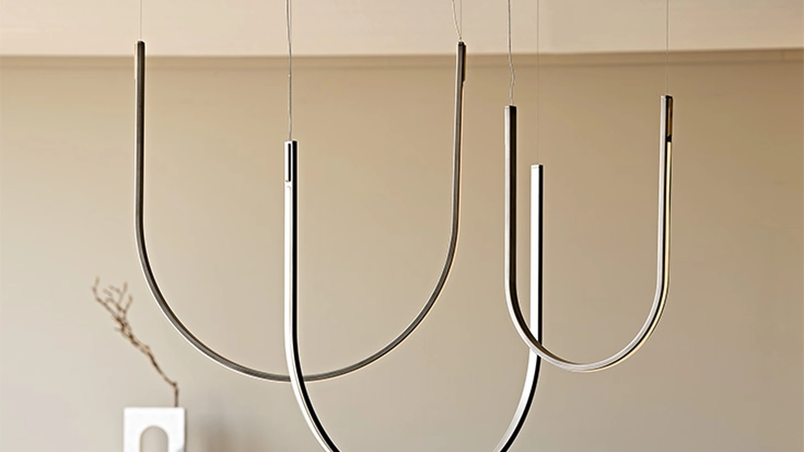 Lampada a sospensione con struttura in acciaio verniciato iron grey satinato e particolari in ottone Nahun di Cattelan Italia
