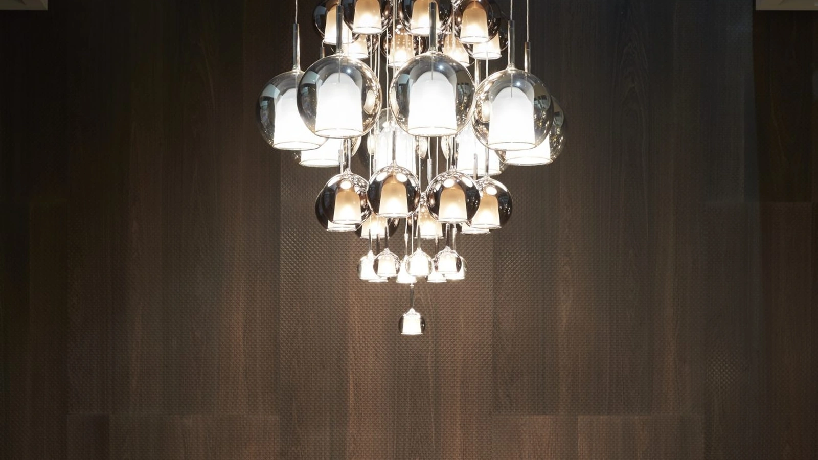 Lampada a sospensione composta da sfere di vetro di dimensioni diverse Glo di Pentalight
