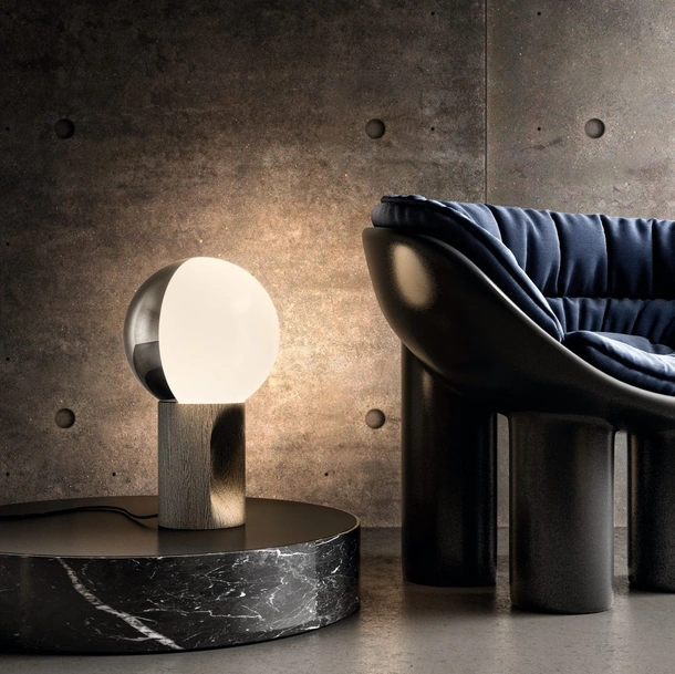 Lampada da tavolo in vetro con base in legno e sfera girevole in vetro bicolore bianco e argento Je Suis di Pentalight