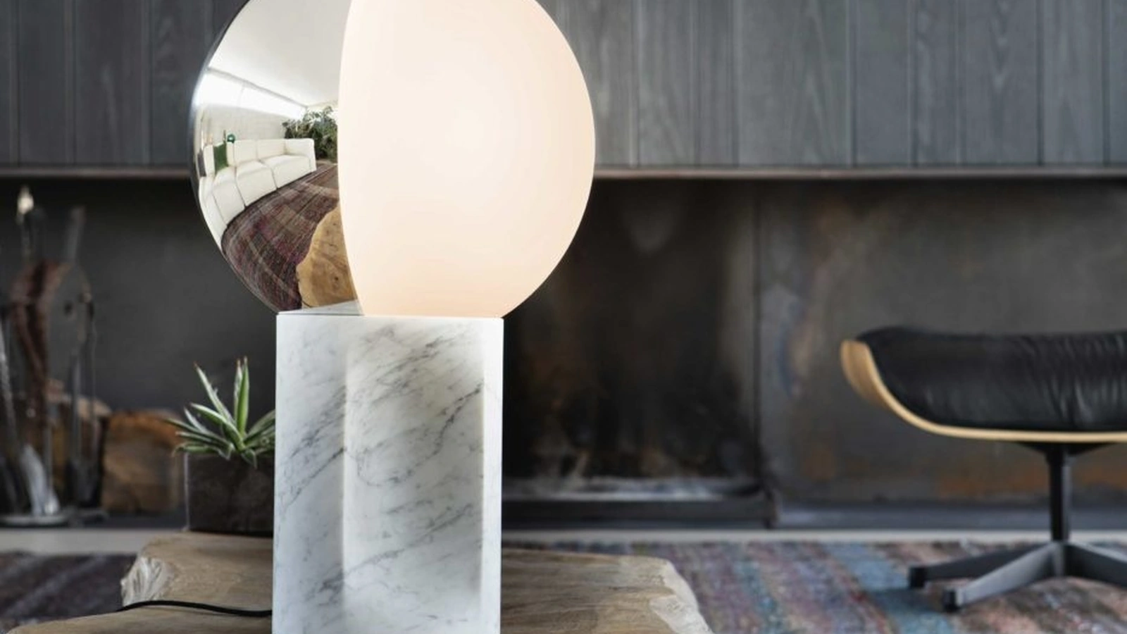 Lampada da tavolo in vetro con base in marmo bianco di Carrara e sfera girevole in vetro bicolore bianco e argento Je Suis di Pentalight