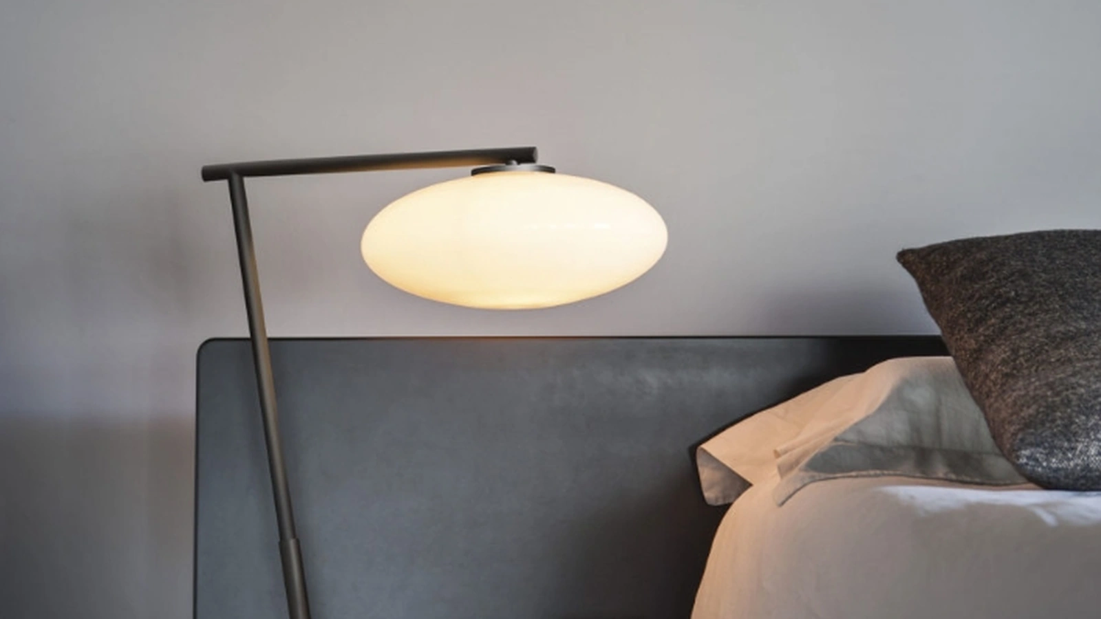 Lampada da tavolo in metallo con diffusore in vetro ovale Mamì di Pentalight