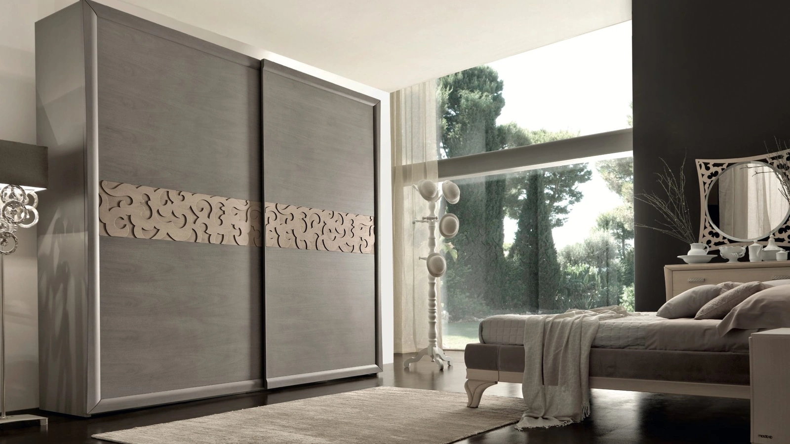 Armadio Portofino in legno a 2 ante scorrevoli decorate con intaglio centrale di Modo 10