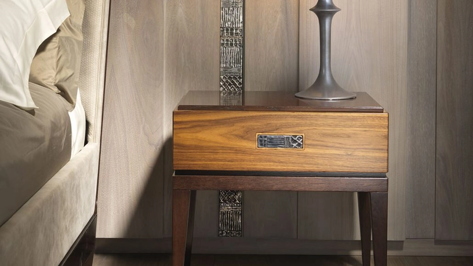 Comodino Segreti S195 in legno con inserto in ceramica artistica di Arte Brotto