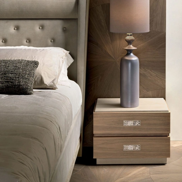 Comodino Segreti S196 in legno con inserto in ceramica artistica di Arte Brotto