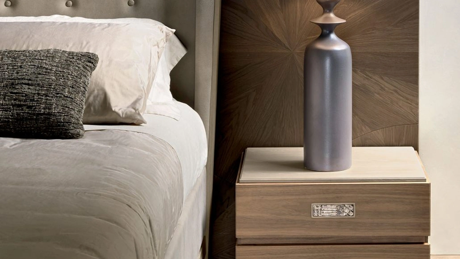 Comodino Segreti S196 in legno con inserto in ceramica artistica di Arte Brotto
