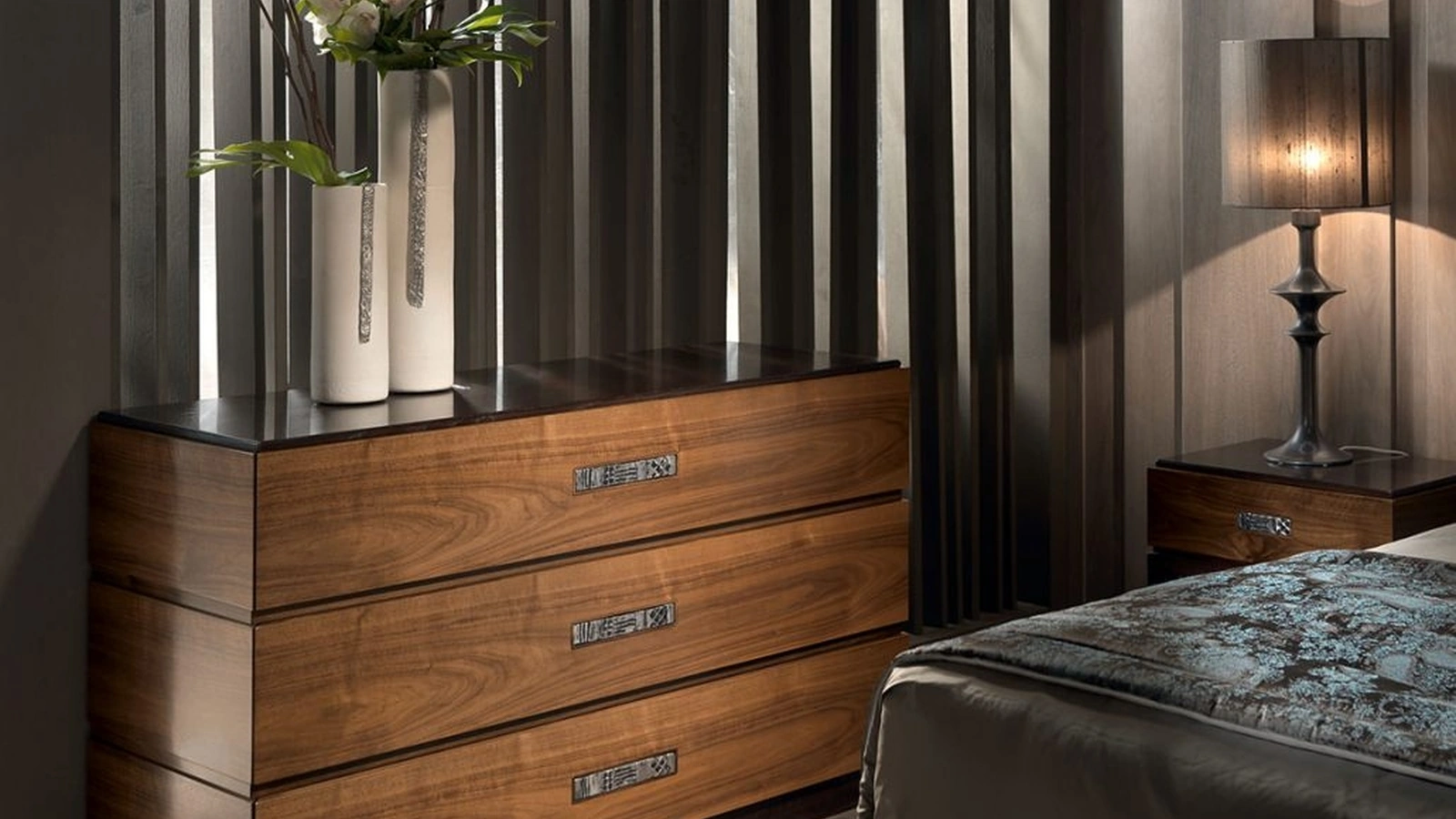 Comò Segreti S395Z in legno finitura Piuma Noce con inserto in ceramica artistica di Arte Brotto