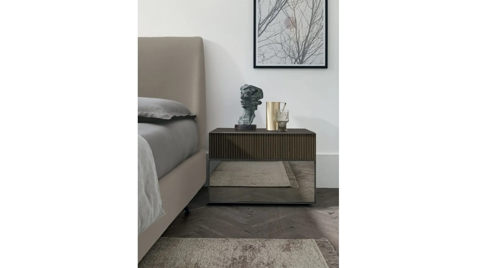 Comodino Vinci in rovere e specchio di Tomasella