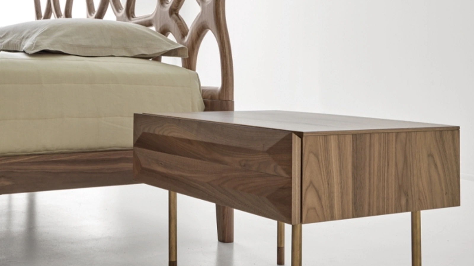 Comodino in legno York di Modesign
