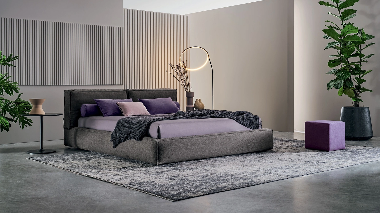 Letto in tessuto con testiera imbottito Academy Piuma di Twils