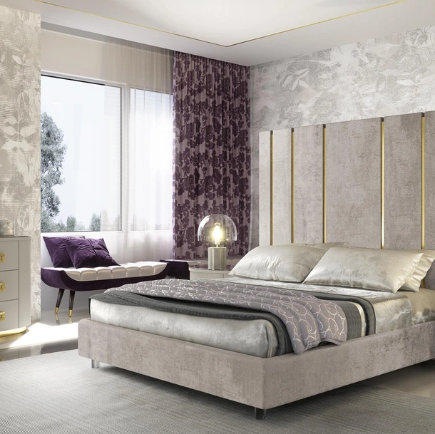 Letto con testiera imponente arricchita da scanalature dorate Duse di Adriatica