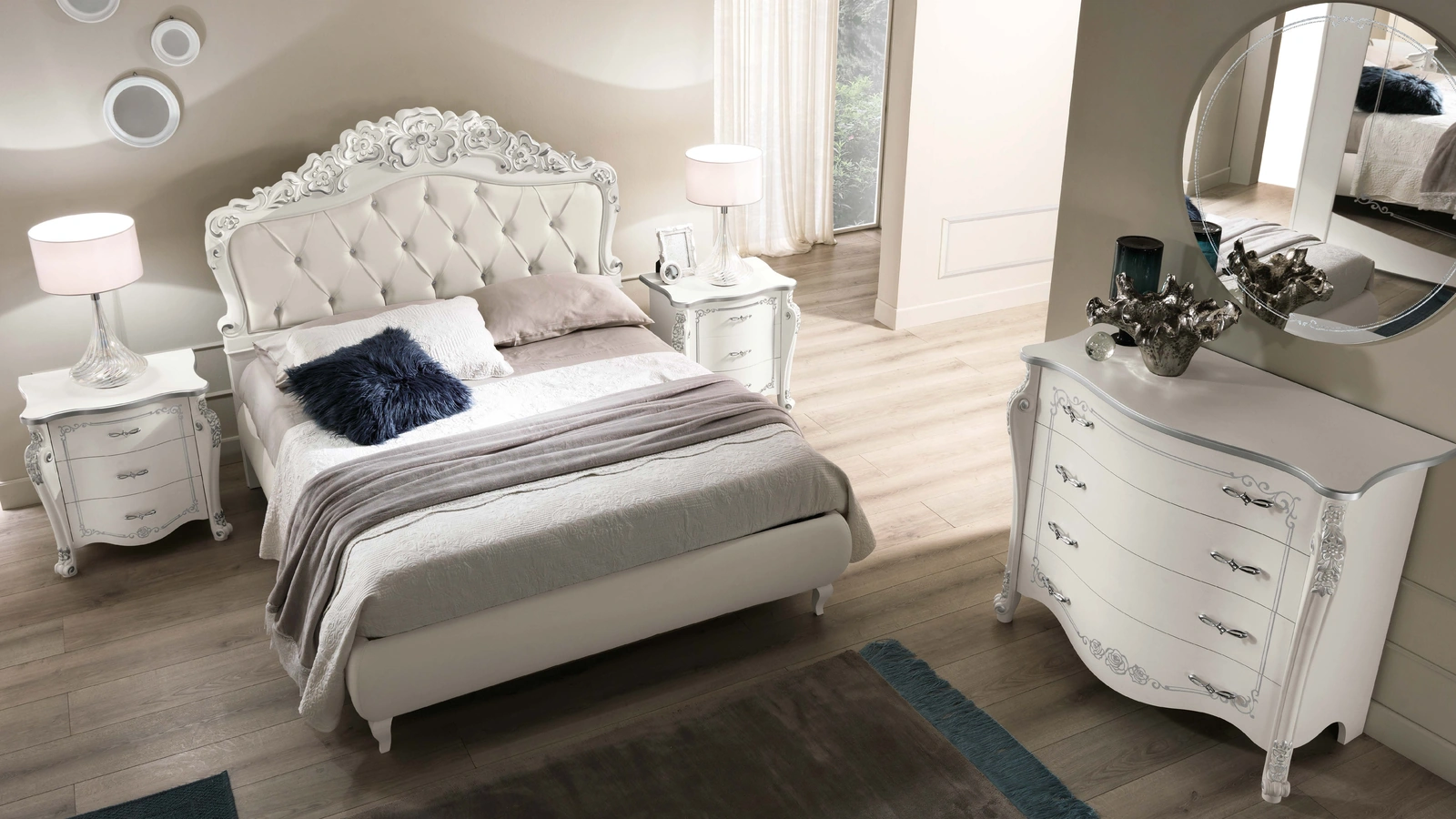 Letto con testiera in frassino bianco intagliata con motivo floreale e imbottita in ecopelle Pandora di Adriatica
