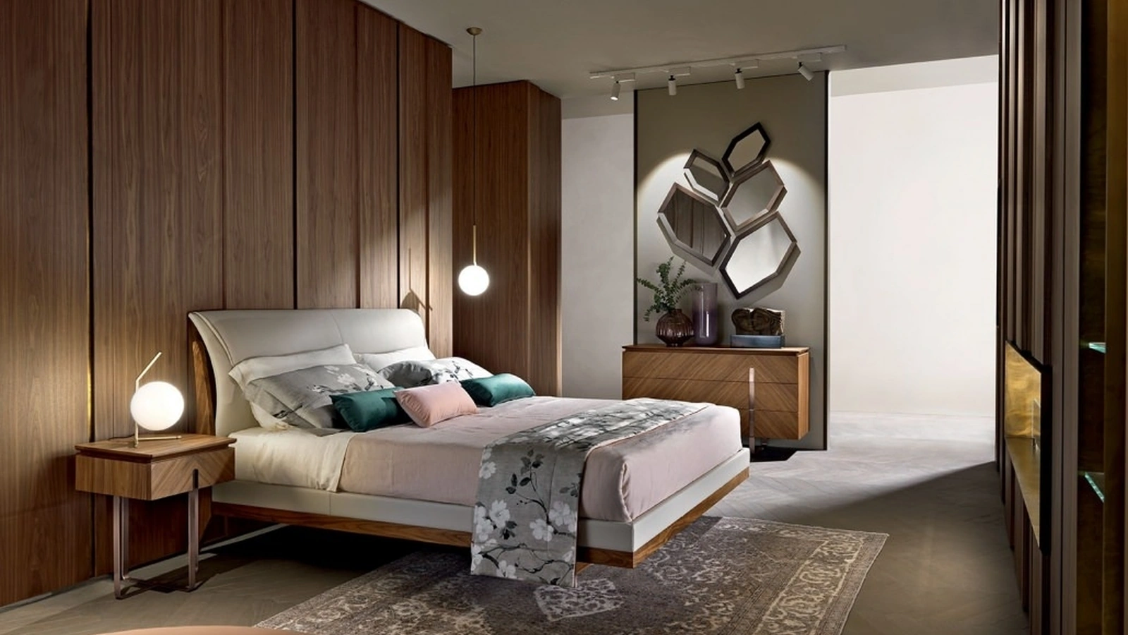 Letto Leonardo L974 in legno di Noce massello con testiera e giroletto rivestiti in pelle di Arte Brotto