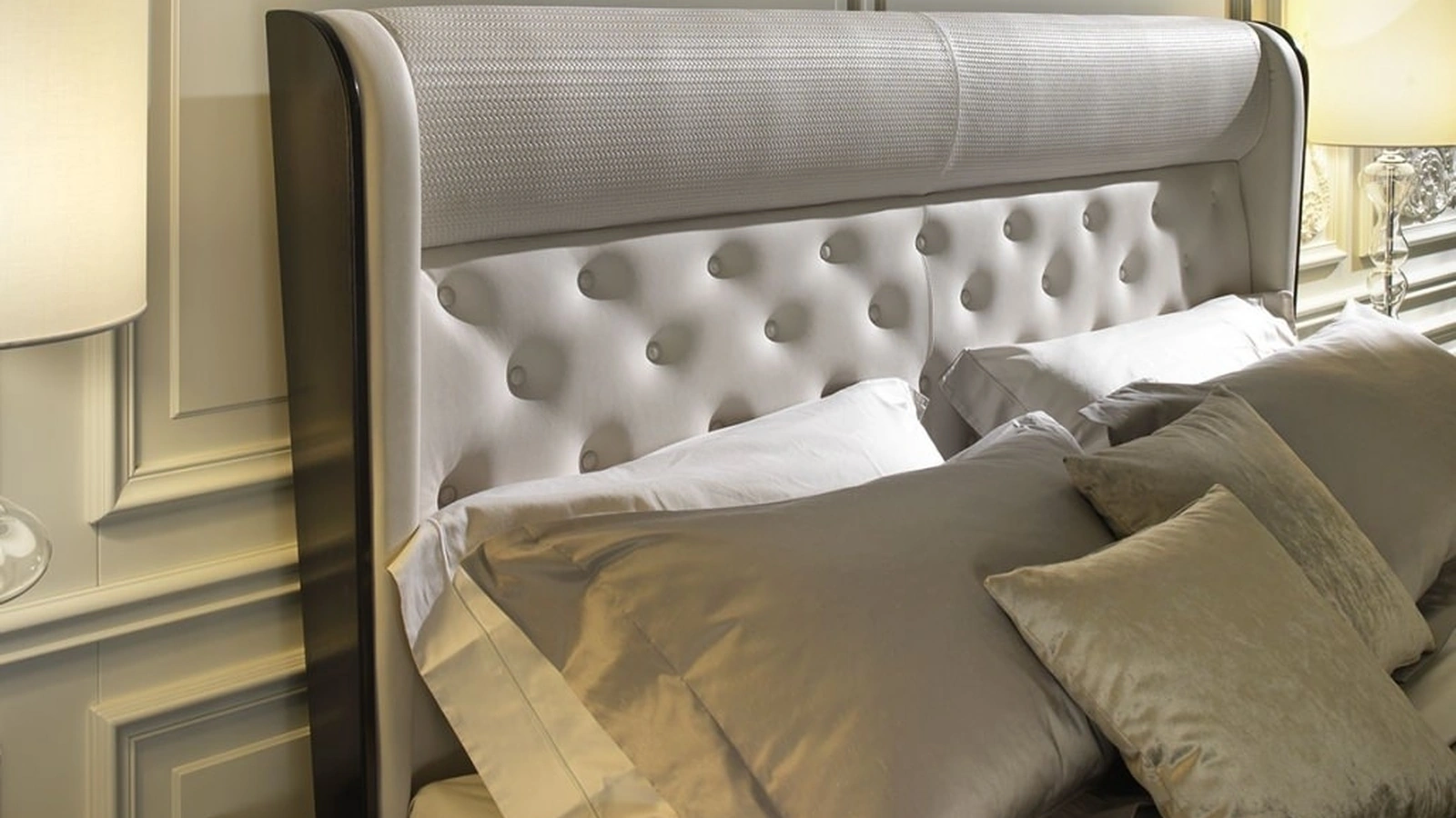Letto classico in legno con testiera rivestita in pelle imbottita e trapuntata Segreti S990 di Arte Brotto