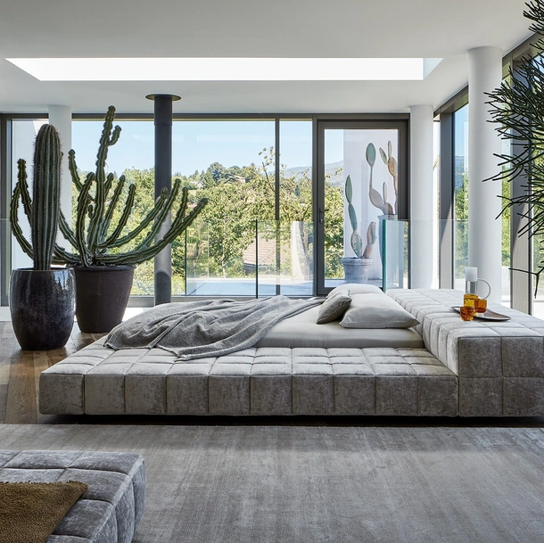 Letto imbottito in tessuto trapuntato con penisola laterale Squaring di Bonaldo