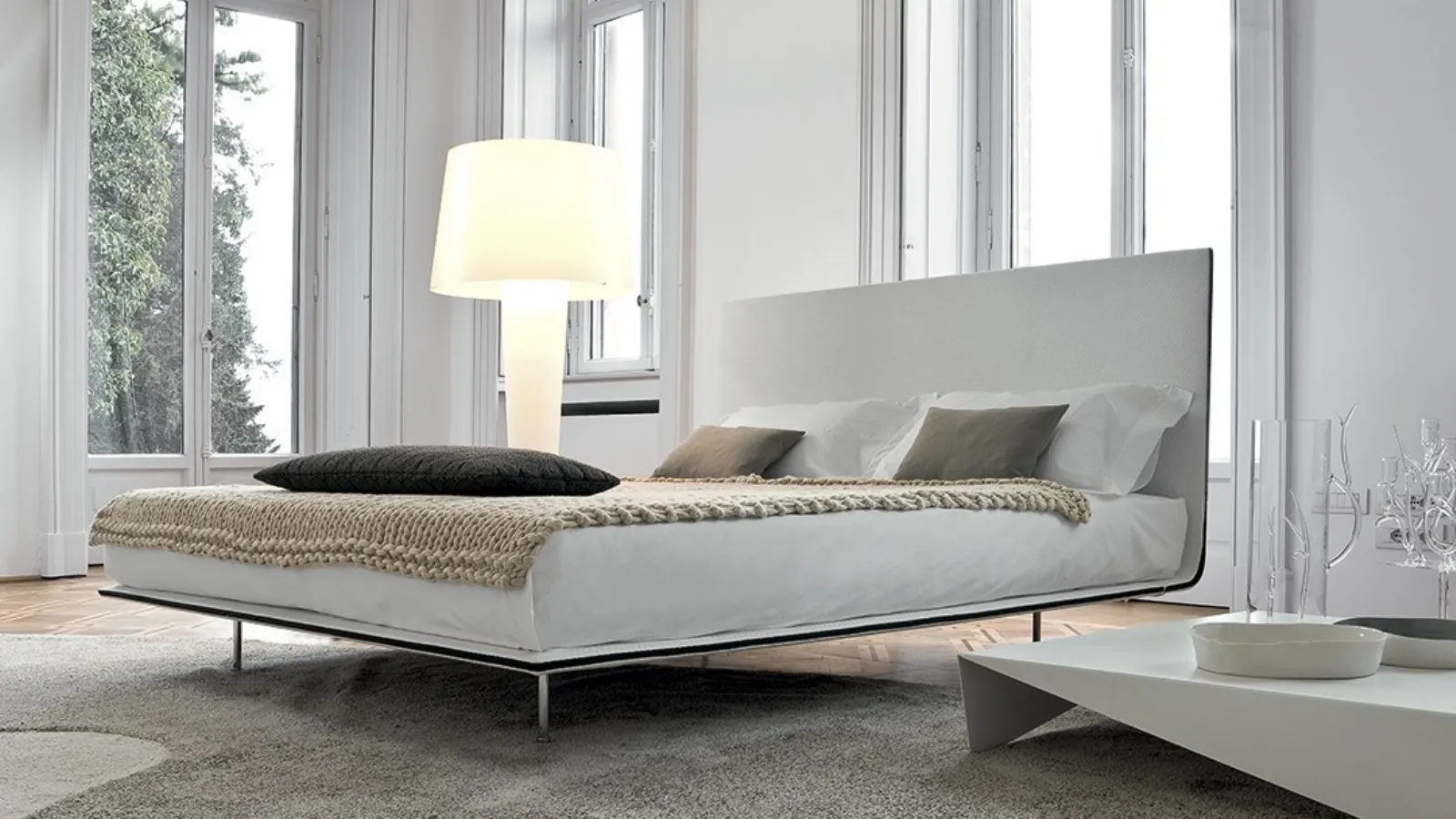 Letto Thin con testiera di Bonaldo