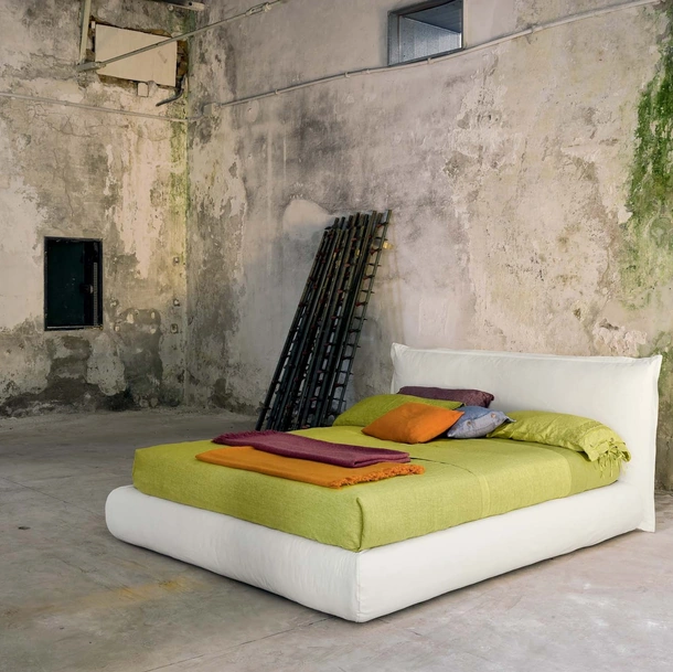 Letto in tessuto imbottito con testiera Fly di Veneran